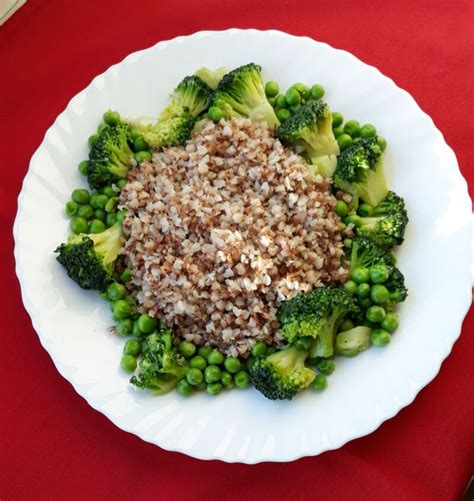 įvairūs sorų košės patiekimo variantai su priedais