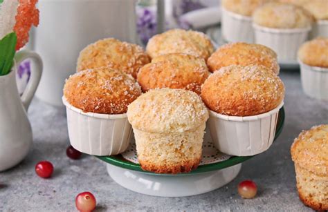 Kokosiniai keksiukai papuošti kokoso drožlėmis