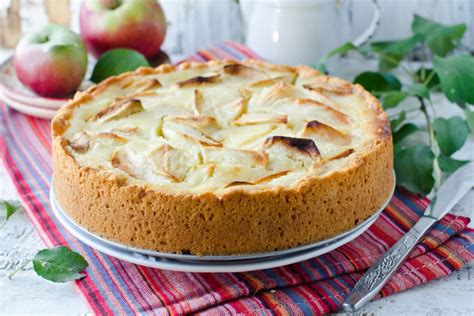 Obuolių pyragas su grietinėlės kremu