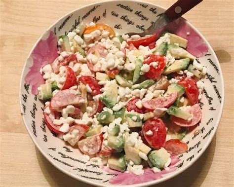 Salotos su grūdėta varške, pomidorais ir avokadu