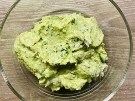 Užtepėlė iš grūdėtos varškės su pomidorais ir avokadu