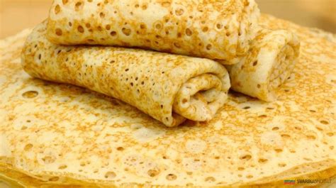 Kepiniai mielinių blynų ant keptuvės