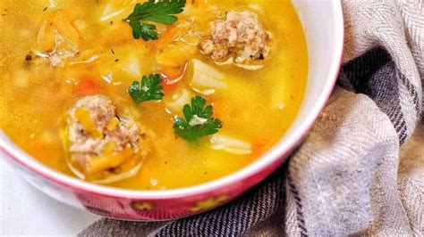 Šviežiai paruošta daržovių sriuba su varškės kukuliais