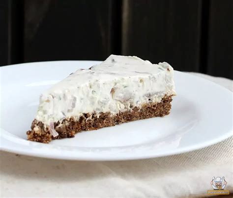 Sūrus juodos duonos tortas su silkės įdaru