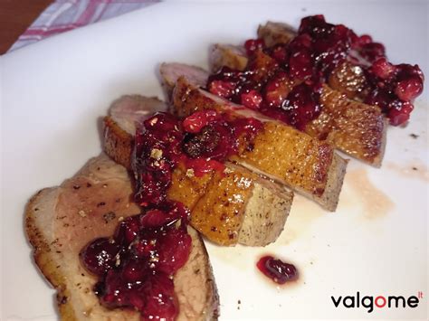 Anties krūtinėlė su raudonojo vyno padažu