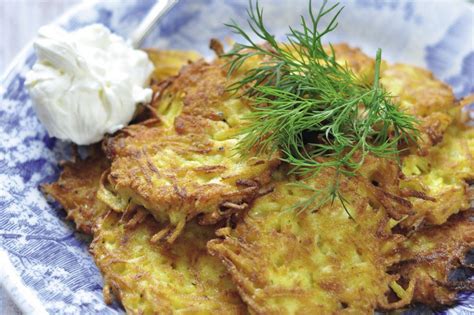 Skirtingi priedai prie bulvinių blynų: grietinė, sūris, žolelės