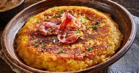 Legendiniai kamado bulviniai blynai, patiekiami su šonine ir ikrais