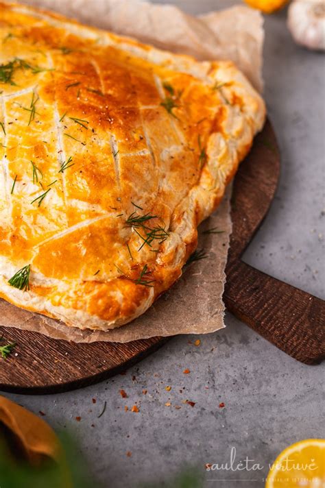Daržovių ir sūrio sluoksniuotos tešlos pyragas