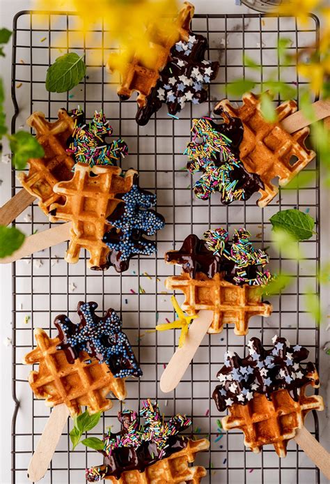 Vafliai su šokoladu ir spalvotais pabarstukais