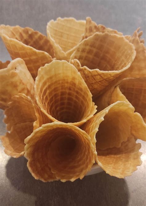 Vafliai su įvairiais priedais ir papuošimais