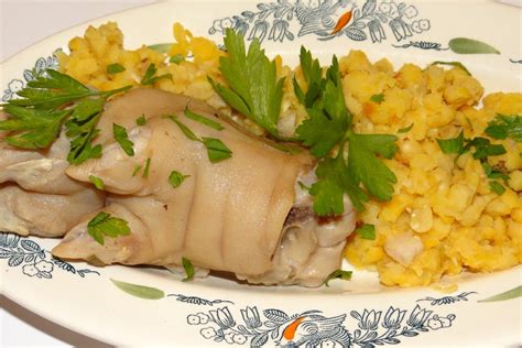 Tradicinis lietuviškas patiekalas su kiaulės koja ir žirniais