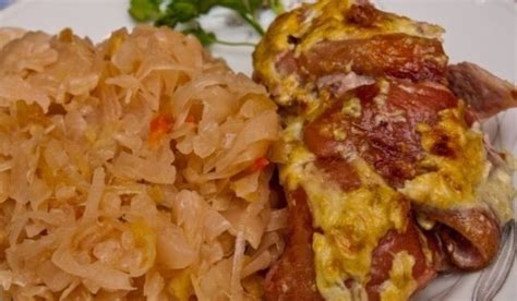 Kiaulės koja verdama puode su daržovėmis ir vermutu