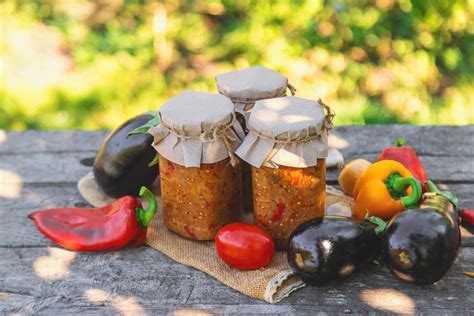 Vaizdas su įvairiomis marinuotomis daržovėmis stiklainiuose