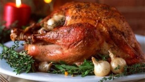 Nuotrauka su įvairiais prieskoniais marinuotoms daržovėms