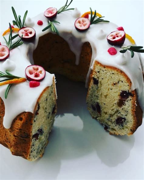 Dekoruotas keksas su vaisiais