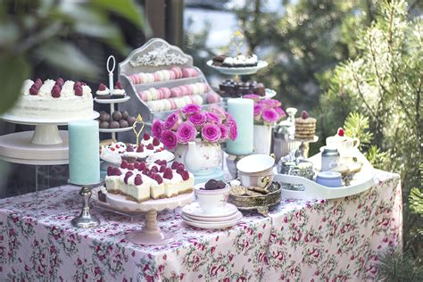 Išpuoštas gimtadienio stalas su įvairiais patiekalais