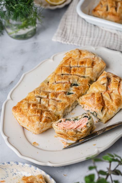 Grybų ir svogūnų pyragas ant sluoksniuotos tešlos