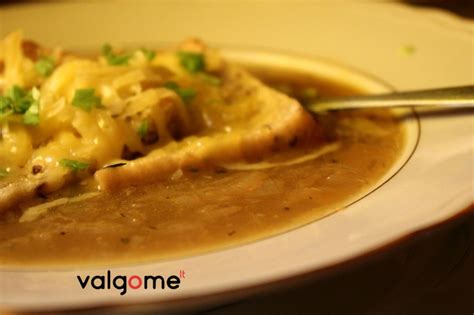 Ingredientų lentelė prancūziškai svogūnų sriubai