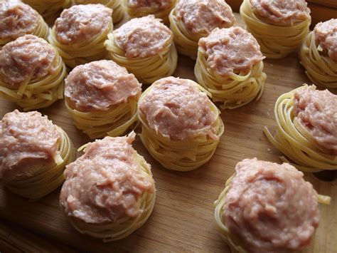 Makaronų lizdeliai su faršu paruošti patiekimui