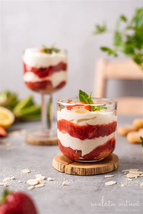 Ingredientai rabarbarų ir braškių pyragui