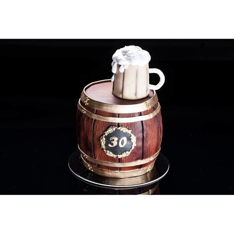 Vyras su alaus bokalu ir tortu