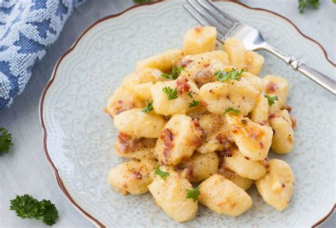 Istorinė gnocchi gamybos iliustracija