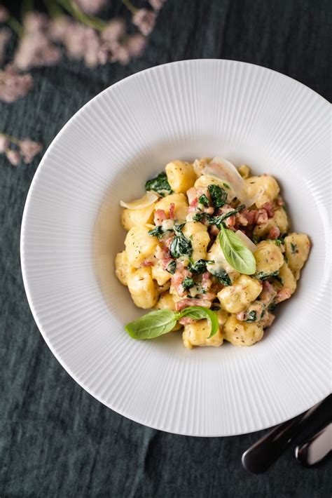 Gnocchi su pievagrybiais, grietinėle ir brokoliais