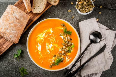 Įvairūs moliūgų sriubos ingredientai