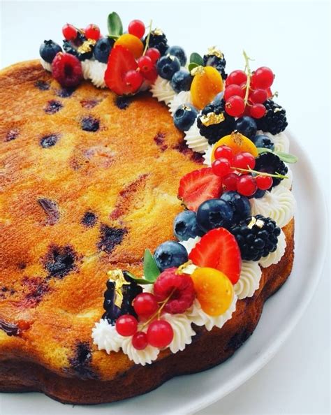 Pyragas „Angelų pyragas“ papuoštas kremu ir vaisiais