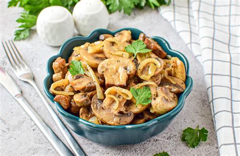 pjaustyti pievagrybiai keptuveje