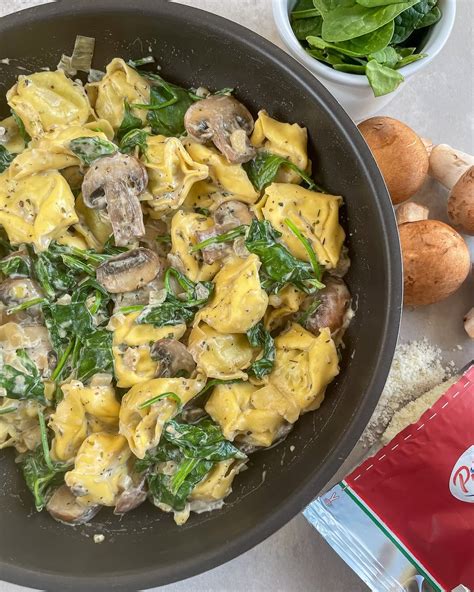 lėkštė su makaronais, špinatais ir grybais