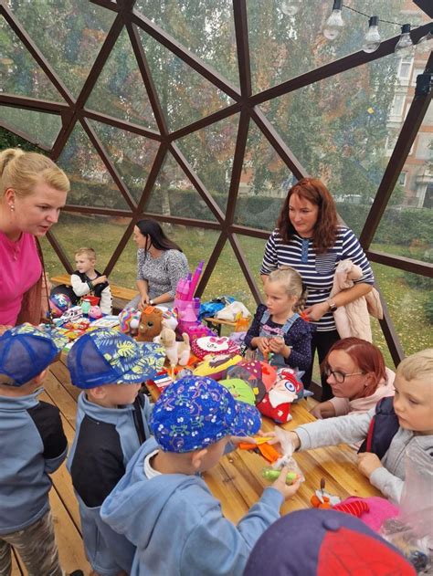 Vaikai kepa sausainius su tėvais