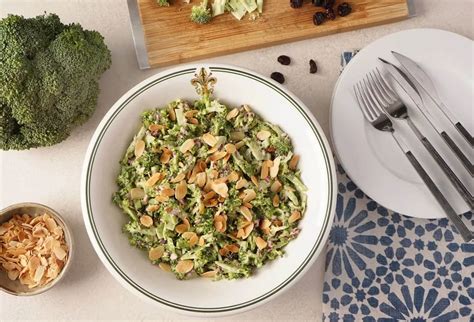 Inforgrafika su brokolių naudingomis medžiagomis