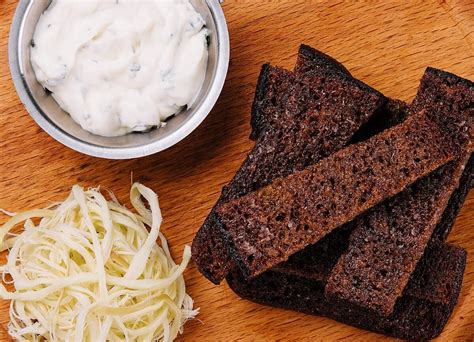 Įvairūs sūriai, tinkami keptai duonai