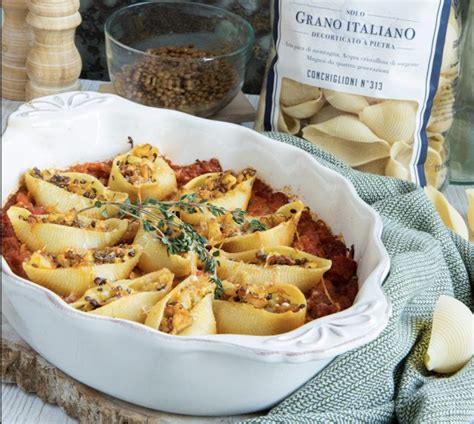 Įdarytos makaronų kriauklės su sūriu kepimo inde