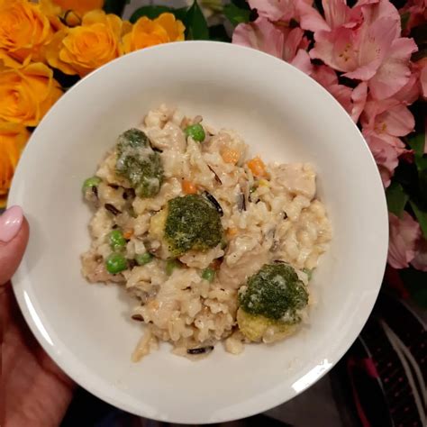 Nuotrauka su įvairiais triušienos gabaliukais ir daržovėmis