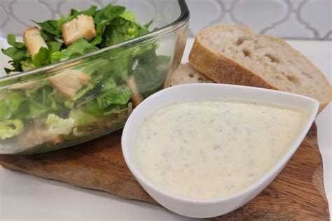 Ingridientai Cezario salotų padažui