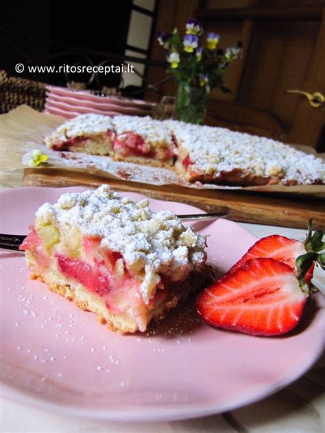 Trupininis pyragas su rabarbarais ir braškėmis