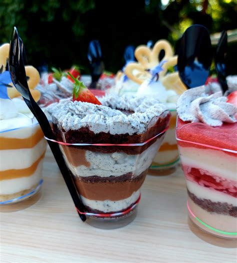 Kreminiai šokolado ir braškių desertai