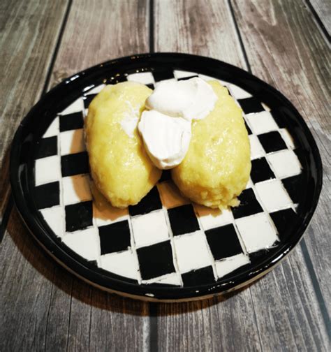 Cepelinai su varške lėkštėje su grietine