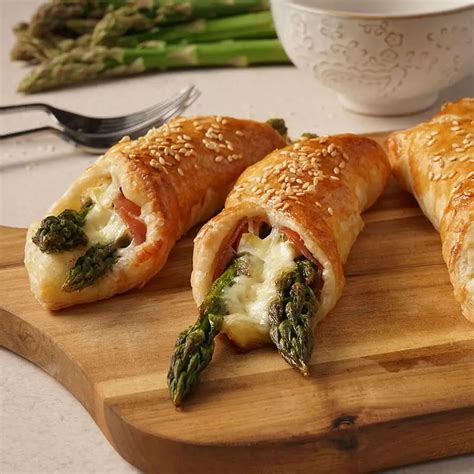 Dešrelės su sūriu ir garstyčiomis sluoksniuotoje tešloje