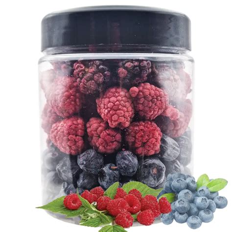 Įvairūs ledų kokteilių ingredientai: vaisiai, uogos, sirupai