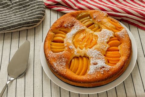 Pyragas su persikais ir grietinėlės šonu