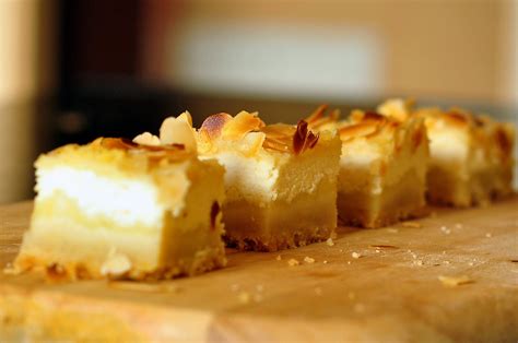 Paruoštas varškės pyragas su kriaušėmis