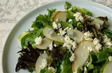 Salotos su kriaušėmis ir mėlynuoju sūriu