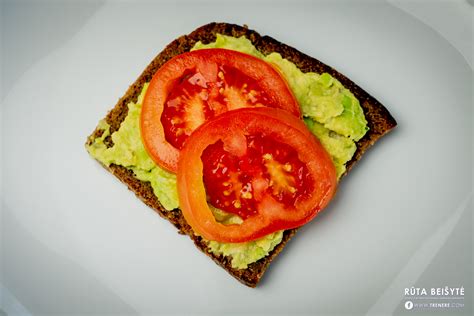 Avokado ir pomidoro supjaustymas