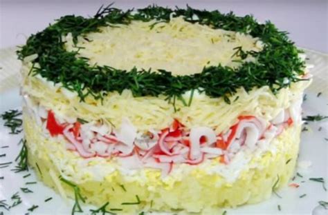 Šventinis tortas su krabų lazdelėmis ir krapais