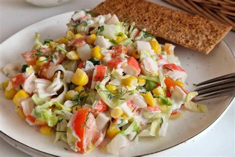 Sluoksniuotos salotos su krabų lazdelėmis