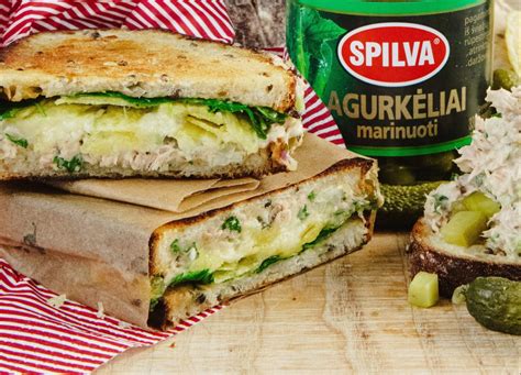 Karštas sumuštinis su tunu ir agurkais