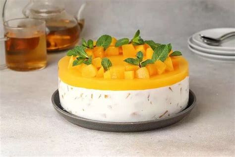 Sluoksniuotas jogurtinis pyragas su persikais ir želė